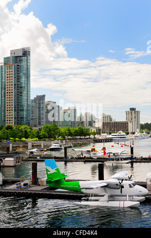 Westcoast-Luft und Harbour Air Wasserflugzeuge angedockt sind im Burrard Inlet in Vancouver, British Columbia, Kanada. Stockfoto