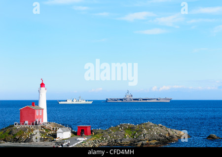 HMCS Vancouver USS Ronald Reagan aus Fort Rodd Stockfoto