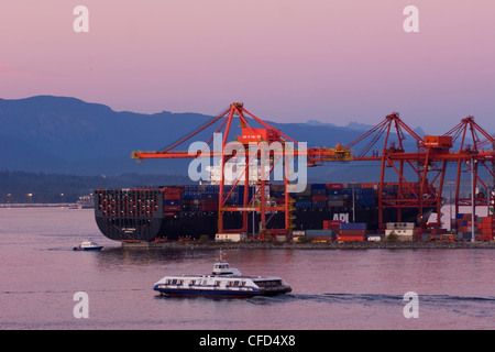 Hafen von Vancouver und Frachter bei Dämmerung, Britisch-Kolumbien, Kanada. Stockfoto