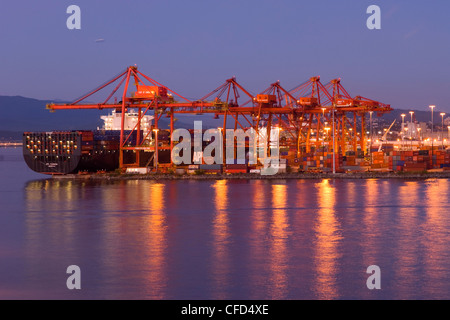 Hafen von Vancouver und Frachter bei Dämmerung, Britisch-Kolumbien, Kanada. Stockfoto