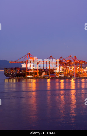 Hafen von Vancouver und Frachter bei Dämmerung, Britisch-Kolumbien, Kanada. Stockfoto