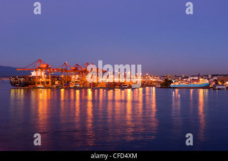 Hafen von Vancouver und Frachter bei Dämmerung, Britisch-Kolumbien, Kanada. Stockfoto