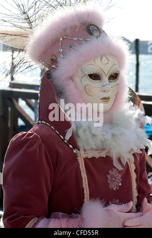 Frau verkleidet in rosa samt und Fell Karnevalskostüm für den Karneval von Venedig 2012, Riva Degli Schiavoni Venedig Italien Stockfoto