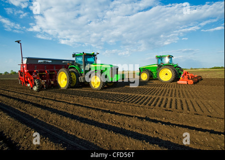 Prepping Feld und Pflanzen Kartoffeln, in der Nähe von Cypress River in Manitoba, Kanada Stockfoto