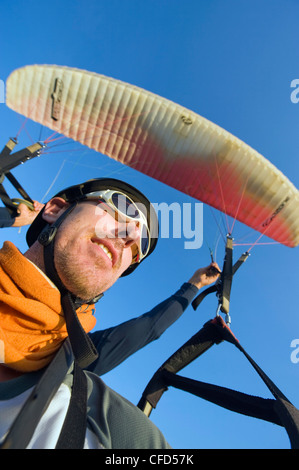 Tourist-Paragliding in San Gil, Abenteuer-Sport-Hauptstadt von Kolumbien, San Gil, Kolumbien, Südamerika Stockfoto