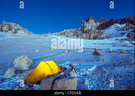 Beleuchteten Zelt auf White Rocks Campingplatz, Piedras Blancas, Aconcagua Provincial Park, Anden, Argentinien Stockfoto