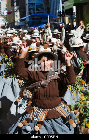 Frauen tanzen in Anata Andina Harvest Festival, Karneval, Oruro, Bolivien, Südamerika Stockfoto