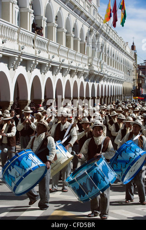 Musiker, die Trommeln auf Anata Andina Harvest Festival, Karneval, Oruro, Bolivien, Südamerika Stockfoto