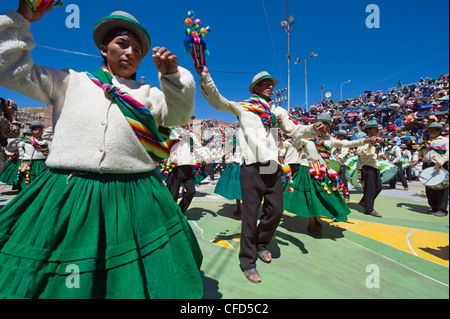Tänzerinnen im Anata Andina Harvest Festival, Karneval, Oruro, Bolivien, Südamerika Stockfoto