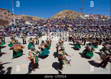 Tänzerinnen im Anata Andina Harvest Festival, Karneval, Oruro, Bolivien, Südamerika Stockfoto