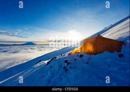 Zelt am Vulkan Cotopaxi, 5897m, der höchste aktive Vulkan der Welt, Ecuador, Südamerika Stockfoto