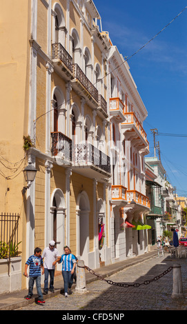 OLD SAN JUAN, PUERTO RICO - Menschen auf Bürgersteig von historischen Gebäuden mit Balkonen auf Calle del Cristo. Stockfoto