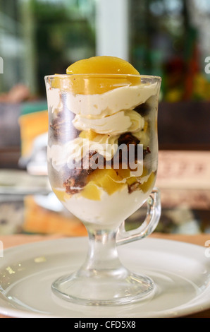 frisch gebackene Kuchen mit Orangenscheiben auf einem Teller Stockfoto