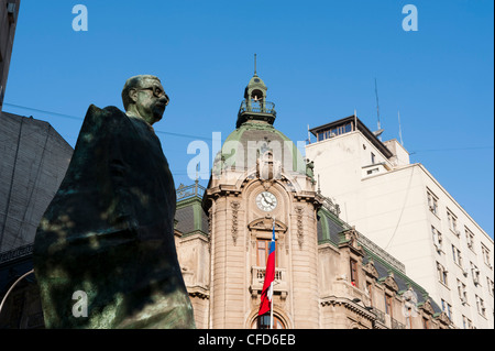 Statue von Salvador Allende in Plaza De La Constitution, Santiago, Chile, Südamerika Stockfoto