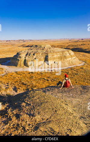 Wanderer in den Killdeer Badlands, Ostblock, Grasslands National Park, Saskatchewan, Kanada Stockfoto