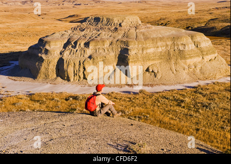 Wanderer in den Killdeer Badlands, Ostblock, Grasslands National Park, Saskatchewan, Kanada Stockfoto