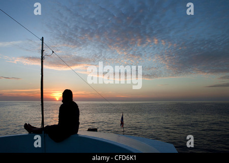 Frau Tauchen Touristen Sonnenuntergang auf dem Tauchboot, Similan Inseln, Andamanensee, Thailand Stockfoto