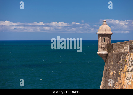 OLD SAN JUAN, PUERTO RICO - Wachhäuschen mit Blick auf Hafen von Castillo San Felipe del Morro, historische Festung. Stockfoto