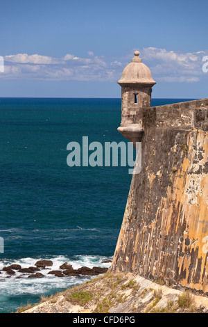 OLD SAN JUAN, PUERTO RICO - Wachhäuschen mit Blick auf Hafen von Castillo San Felipe del Morro, historische Festung. Stockfoto