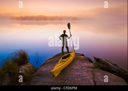 Mann mit Kajak, Bunny Lake, in der Nähe von Sioux Narrows, Nordwesten von Ontario, Kanada Stockfoto