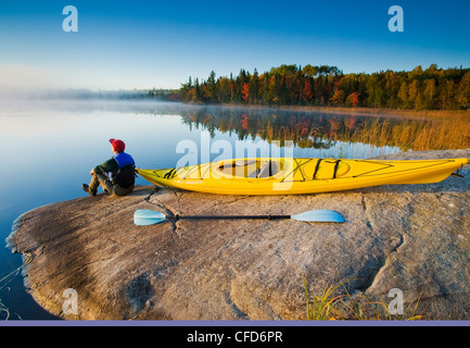 Mann mit Kajak, Bunny Lake, in der Nähe von Sioux Narrows, Nordwesten von Ontario, Kanada Stockfoto