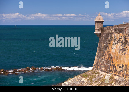 OLD SAN JUAN, PUERTO RICO - Wachhäuschen mit Blick auf Hafen von Castillo San Felipe del Morro, historische Festung. Stockfoto