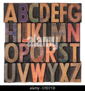 Englische Alphabet (Großbuchstabe) in Vintage Holz Buchdruck-Typ, von unterschiedlicher Farbe Tinte befleckt, Stockfoto