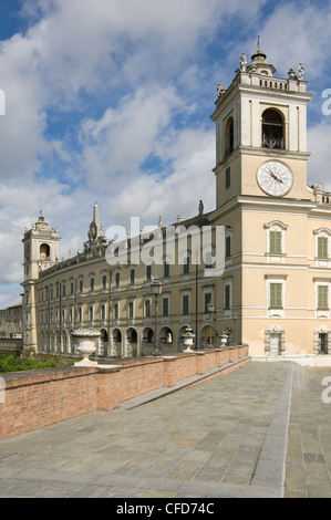 Der Uhrturm, der Dogenpalast (Palazzo Ducale) (Reggia di Colorno), Colorno, Emilia-Romagna, Italien Stockfoto