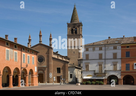 Piazza Verdi und Kapelle der Heiligen Dreifaltigkeit, wo Verdi verheiratet war, Busseto, Emilia-Romagna, Italien, Europa Stockfoto