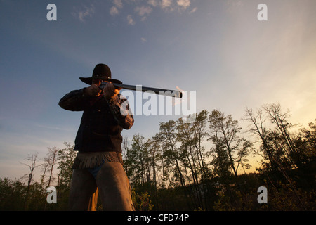 Cowboy feuern Schuss Pistole in Nord-Alberta, Kanada. Stockfoto