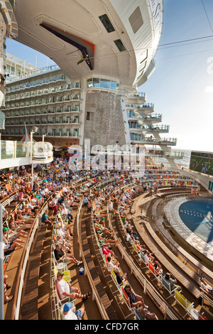 Open-Air-Theater auf Deck 6 von Royal Caribbean Kreuzfahrtschiff Oasis of the Seas. Stockfoto