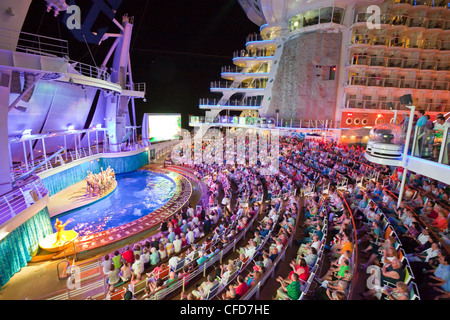 Zeigen Sie unter freiem Himmel AquaTheatre auf Deck 6 von Royal Caribbean Kreuzfahrtschiff Oasis of the Seas vorgestellt. Stockfoto