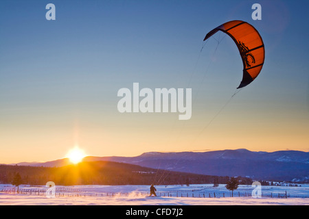 Kiteboarder Sonnenuntergang hinter den Bergen Abstand Stockfoto