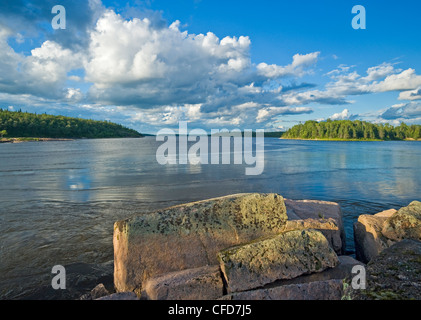 Kanadischer Schild Rock und See, Namau Whiteshell Provincial Park, Manitoba, Kanada Stockfoto