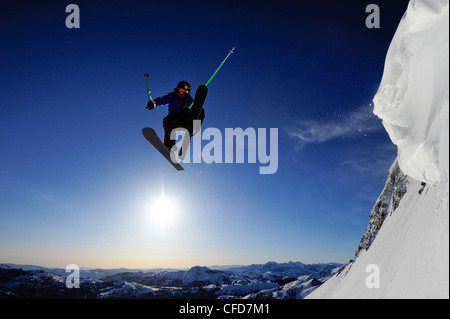 Ein Skifahrer fliegt durch die Luft bei Sonnenaufgang in den Bergen der Sierra Nevada in der Nähe von Lake Tahoe, Kalifornien. Stockfoto