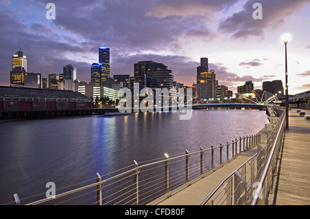 Melbourne Central Business District (CBD) und Yarra River, Melbourne, Victoria, Australien, Pazifik Stockfoto