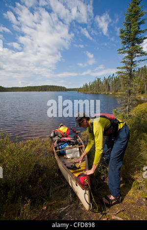 Ein junger Mann Kanu und camping für 2 Wochen im Wabakimi Provincial Park, Nord-Ontario, Kanada Stockfoto