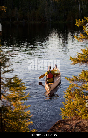 Ein junger Mann Kanu und camping für 2 Wochen im Wabakimi Provincial Park, Nord-Ontario, Kanada Stockfoto