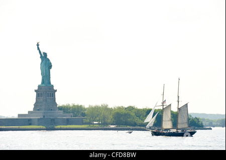 Freiheitsstatue und alten Segelschiff, New York, USA Stockfoto