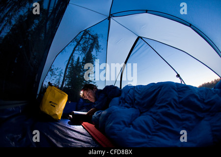 Ein junger Mann Kanu und camping für 2 Wochen im Wabakimi Provincial Park, Nord-Ontario, Kanada Stockfoto