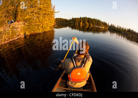 Ein junger Mann Kanu und camping für 2 Wochen im Wabakimi Provincial Park, Nord-Ontario, Kanada Stockfoto