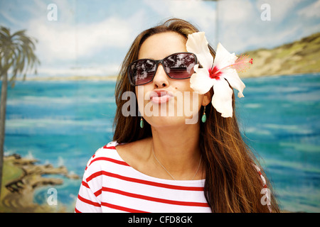 Hübsche Frau küssen Luft Stockfoto