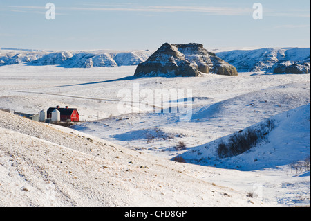 Big Muddy Badlands mit Schloss Butte und roten Scheune, Saskatchewan, Kanada Stockfoto