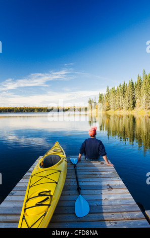 Kajakfahrer auf Dock, hängenden Herzen Seen, Prince Albert National Park, Saskatchewan, Kanada Stockfoto