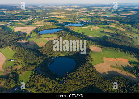 Luftaufnahme der Dauner Maare, Gemuendener Maar Und Schalkenmehrener Maar, ländlichen Bezirk von Daun, Rheinland-Pfalz, Deutschland, Stockfoto