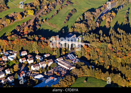 Luftaufnahme der Stadt Daun mit Eisenbahn-Viadukt, Daun, Rheinland-Pfalz, Deutschland, Europa Stockfoto