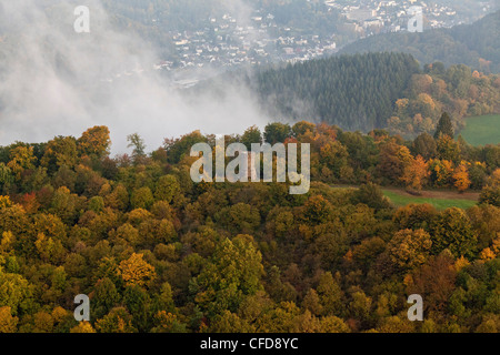 Luftaufnahme von Dronke Turm inmitten herbstlichen Bäume und steigende Nebel, ländlichen Bezirk des Landes Rheinland-Pfalz, Deutschland, Europa Stockfoto