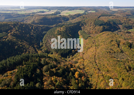 Luftaufnahme des herbstlichen Wald in Lieser Tal, Eifel, Rheinland-Pfalz, Deutschland, Europa Stockfoto