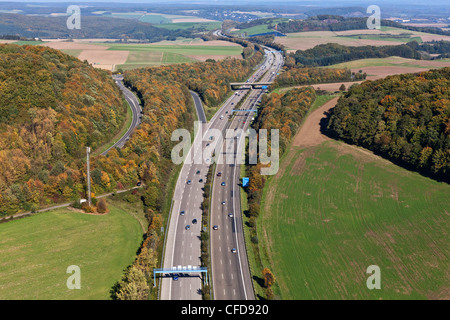 Luftaufnahme der Autobahn A 48 im Herbst, Eifel, Rheinland-Pfalz, Deutschland, Europa Stockfoto