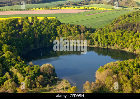 Luftaufnahme des Holzmaar im ländlichen Bezirk von Daun, Eifel, Rheinland-Pfalz, Deutschland, Europa Stockfoto